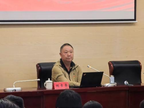 男人在电视前
AI 生成的内容可能不正确。