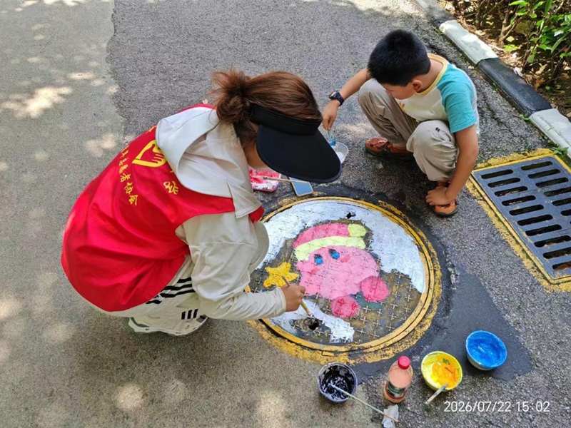 实践团与社区小朋友共同绘画